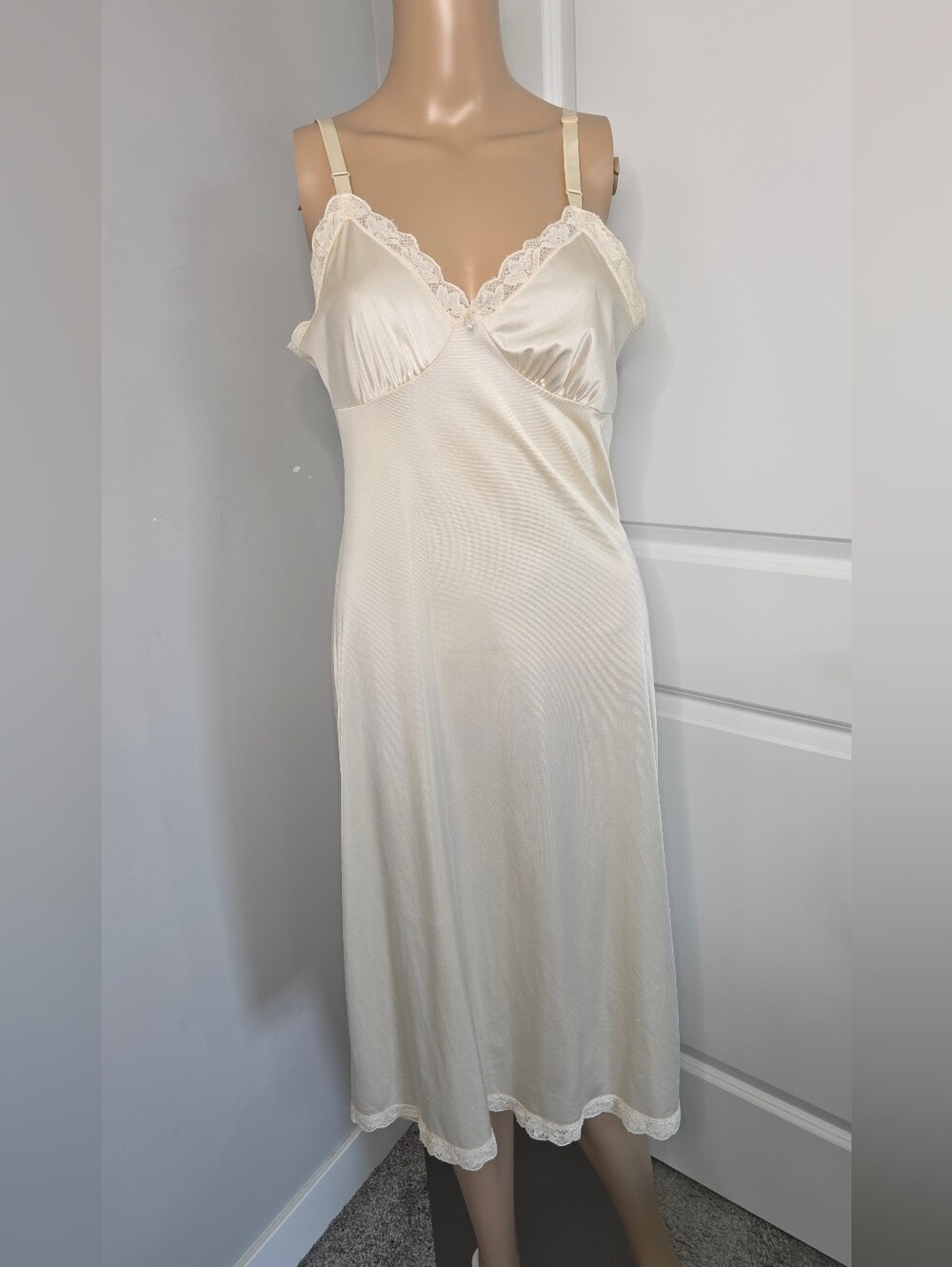 Lorraine Vintage 70's Lace-Trim Slip Chemise in Cream Sz Large/ 34 Coquette
